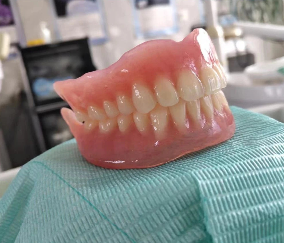 Silicone False Teeth and Cosmetic Veneers for a Natural Looking Daily Smile